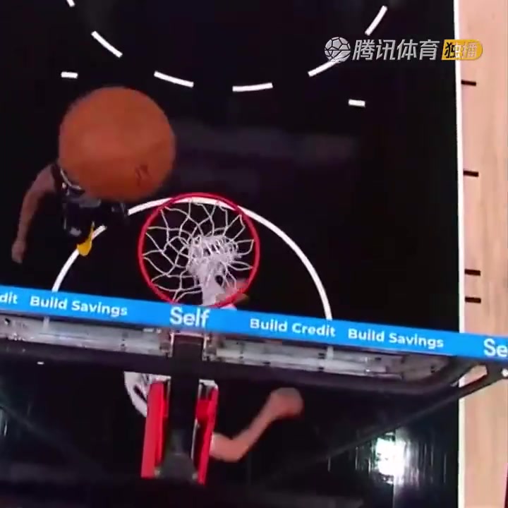 罕見一幕！努爾基奇拋投 球神奇停在籃板上沿 看呆凱爾登?。ㄅ瑺柣婕\）